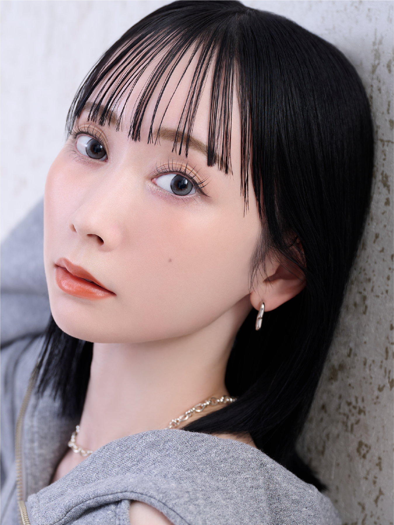 甘すぎないクールなブラウンで抜け感のある、上品なまなざしに。