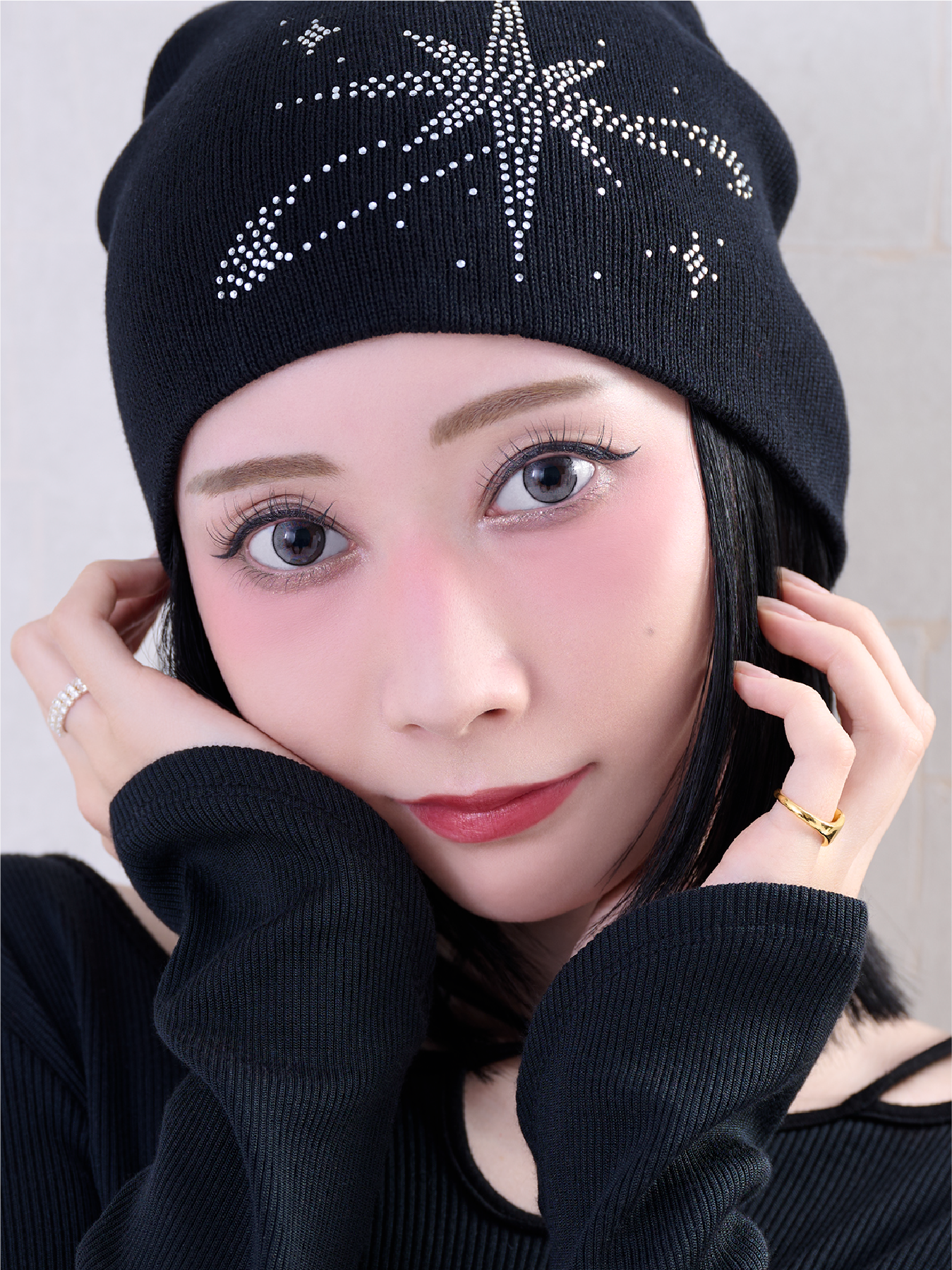 絶妙な洒落見えグレージュでこなれ感のある、モードなまなざしに。