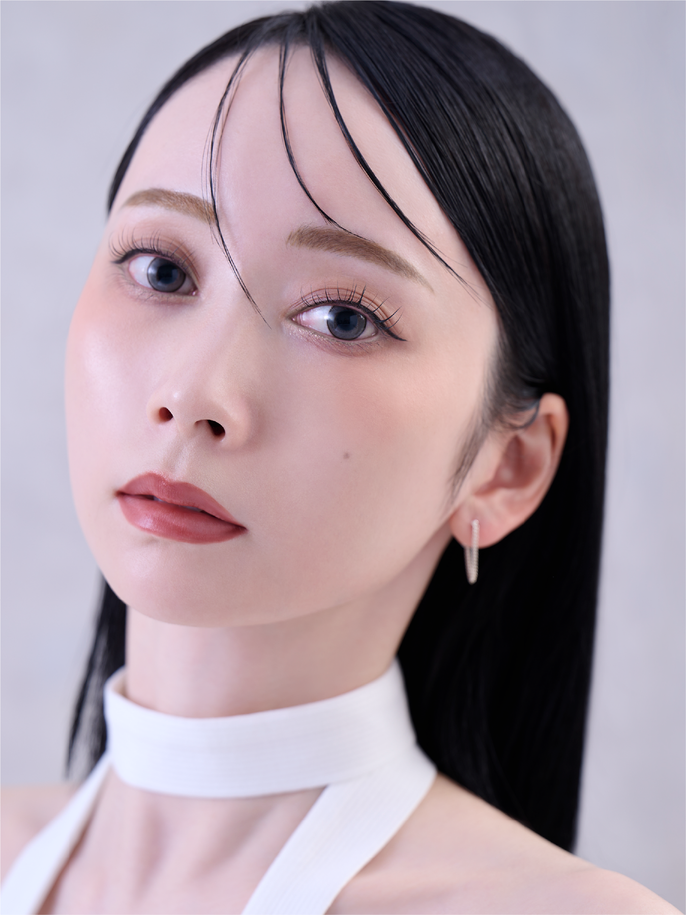 ブラウンをMIXしたソフトなブラックで目元を引き締め、印象的なまなざしに。