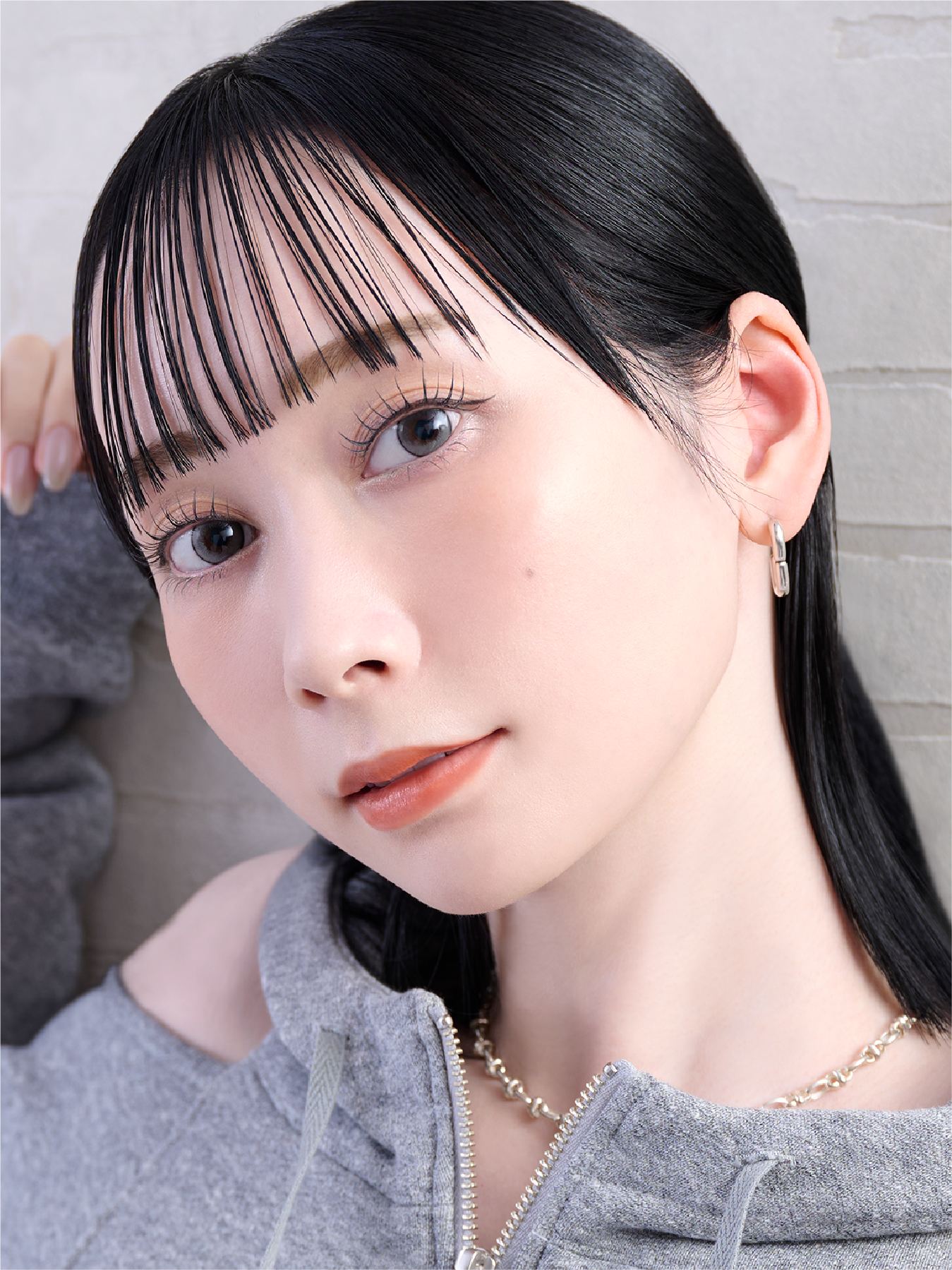 甘すぎないクールなブラウンで抜け感のある、上品なまなざしに。