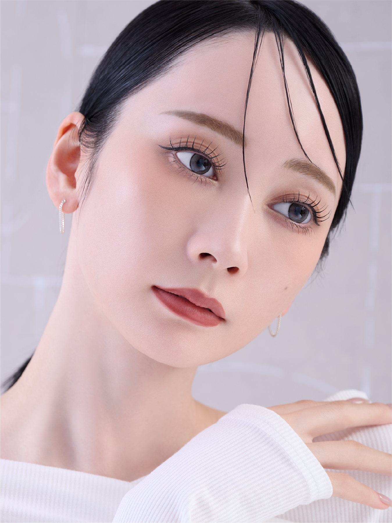 ブラウンをMIXしたソフトなブラックで目元を引き締め、印象的なまなざしに。